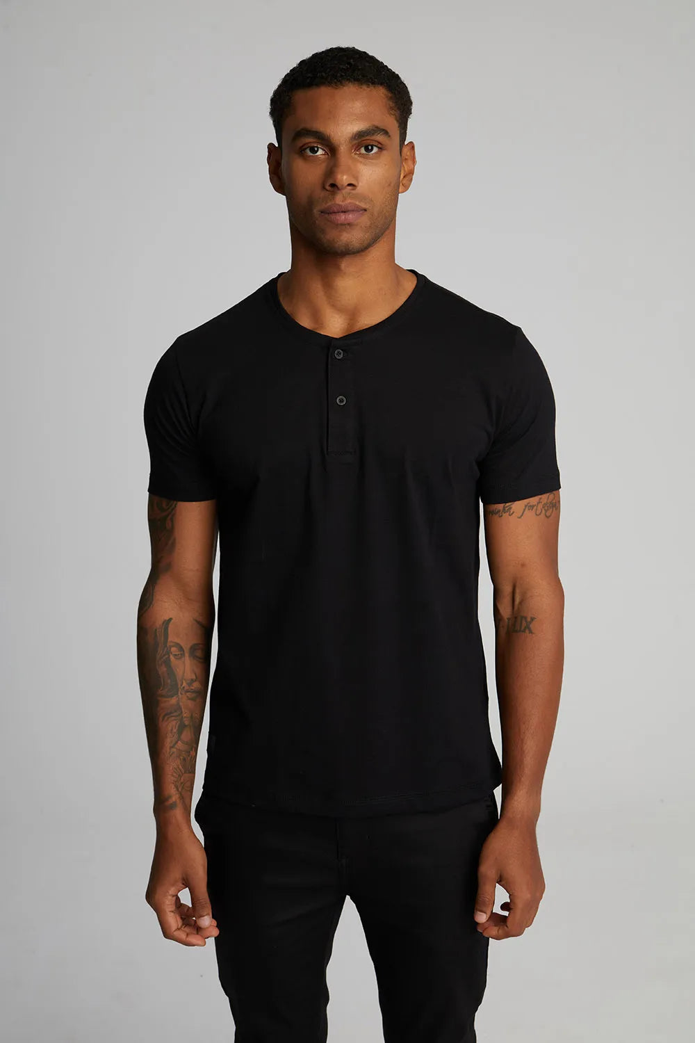 Camiseta Pima Henley manga curta