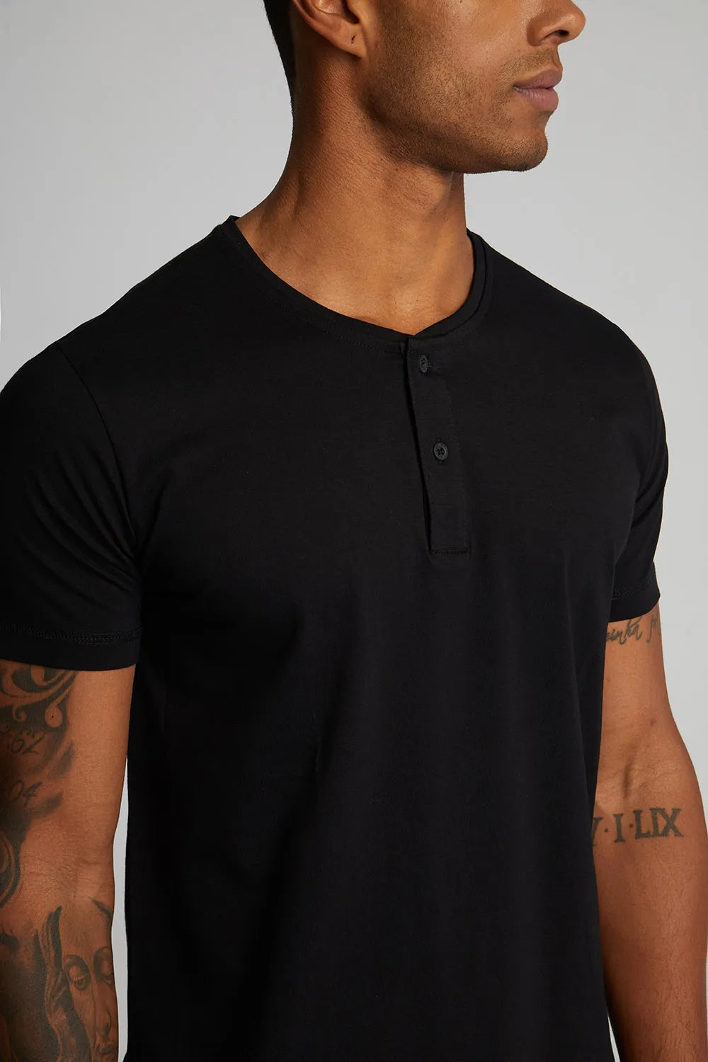 Camiseta Pima Henley manga curta